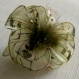Petite barrette fleur en tissu & plumes et perles 010
