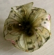 Petite barrette fleur en tissu & plumes et perles 010
