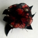 Grande barrette fleur en tissu noir imprimé, soie, plumes et perles