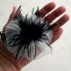 Broche fleur en grise en organza, plumes et perles