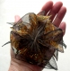 Petite barrette fleur en tissu & plumes et perles *012