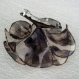Petite barrette fleur en tissu & plumes et perles 017