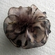 Petite barrette fleur en tissu & plumes et perles 017