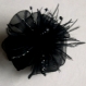 Barrette fleur noire en organza, plumes, perles et paillettes