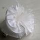 Barrette fleur blanche en tissu, plumes et perles