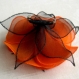 Broche fleur orange en soie, plumes et perles