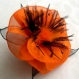 Broche fleur orange en soie, plumes et perles