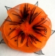 Broche fleur orange en soie, plumes et perles