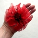 Grande barrette fleur rouge en organza, plumes et perles
