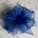 Broche fleur bleue en organza, plumes et perles