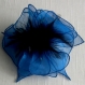 Broche fleur en orgnza bleu saphir, plumes et perles