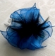 Broche fleur en orgnza bleu saphir, plumes et perles