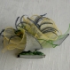 Broche fleur jaune en organza, plumes et perles