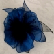 Broche fleur bleue en organza, plumes et perles