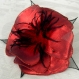 Broche fleur rouge en tissu lamé, plumes et perles