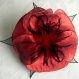 Broche fleur rouge en tissu lamé, plumes et perles