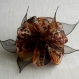 Grande barrette fleur en tissu & plumes et perles 078