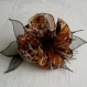 Grande barrette fleur en tissu & plumes et perles 078