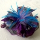 Barrette fleur violette et bleue en tissu & plumes et perles