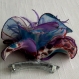 Petite barrette mauve et bleue en tissu & plumes et perles