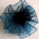 Petite barrette fleur bleue en organza, plumes et perles