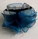 Petite barrette fleur bleue en organza, plumes et perles