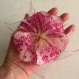 Grande barrette fleur en tissu & plumes et perles 085