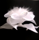 Grande barrette fleur blanche en satin, plumes, perles et pailletes