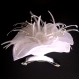 Barette fleur blanche en satin, plumes et perles