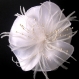 Barette fleur blanche en satin, plumes et perles