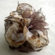 Grande barrette fleur en tissu & plumes et perles 094