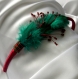 Serre-tête rouge et verte décorée de plumes et de perles