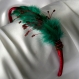 Serre-tête rouge et verte décorée de plumes et de perles