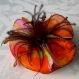 Petite barrette fleur en tissu & plumes et perles 096