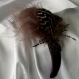 Serre-tête marron décorée de plumes et de perles