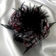 Grande barette fleur en tissu & plumes et perles 105