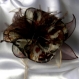 Broche fleur en tissu & plumes et perles 118