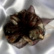 Broche fleur en tissu & plumes et perles 118
