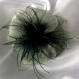 Broche fleur en organza vert clair, plumes et perles