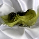 Broche fleur en crêpe vert anis, plumes et perles