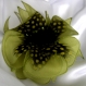 Broche fleur en crêpe vert anis, plumes et perles