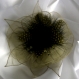 Broche fleur on organza vert kaki, plumes et perles