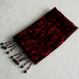 Foulard & perles ref. 124* - motif abstrait noir et rouge