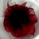 Broche fleur en organza rouge, plumes noires et perles