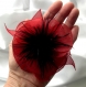 Broche fleur en organza rouge, plumes noires et perles