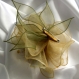 Broche fleur en organza june et vert, plumes et perles