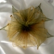 Broche fleur en organza june et vert, plumes et perles