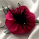 Broche fleur rose fuchsia en soie, plumes et perles