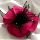 Broche fleur rose fuchsia en soie, plumes et perles