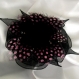 Broche fleur en organza noir, plumes à pois roses et perles
